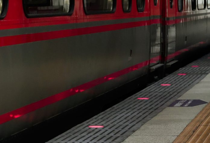 台鐵自強號驚見蝨子爬滿座椅　乘客崩潰通報全車消毒