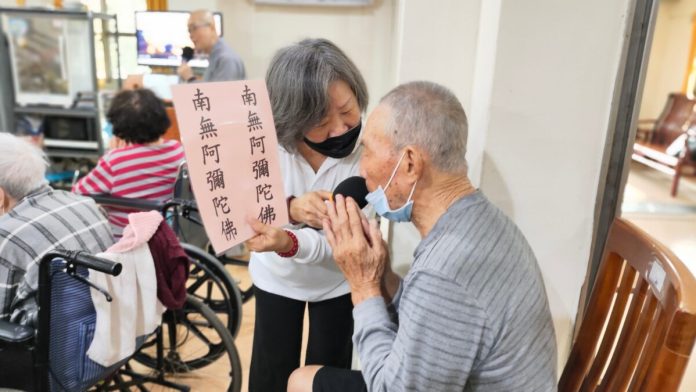 普直法師走進彰化榮家　陪長輩念佛療心