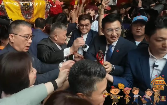 大甲媽祖起駕前驚傳神像落地　顏清標踩空險跌掀熱議