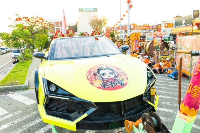 罕見!五府千歲不搭神轎改搭遊艇超跑繞境   40頂神轎齊聚為安平祈福