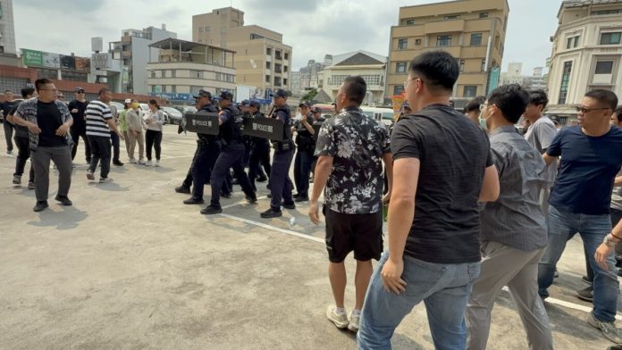 搶轎失控「開打」！彰警實戰演練「真打真摔」