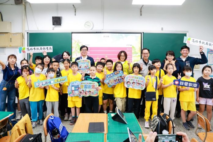 高雄5,000間智慧教室全面到位！ 「班班有大觸控螢幕」上線　陳其邁化身小學生親上課