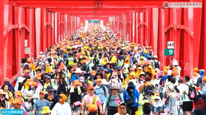 凌晨起駕直衝雲林　媽祖進香人潮擠爆西螺大橋