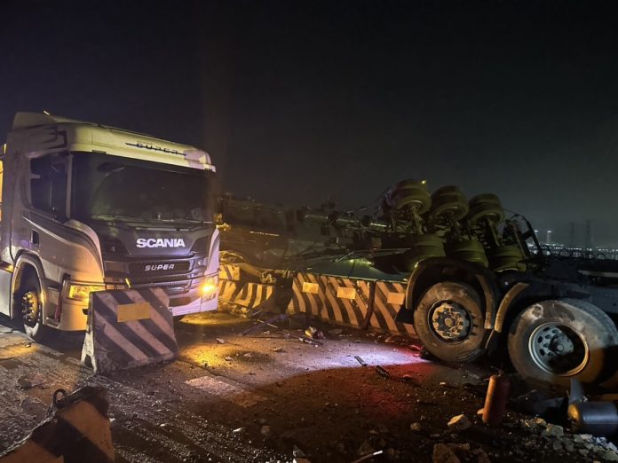 台61中彰大橋槽車翻覆外洩　雙向封閉、3人送醫