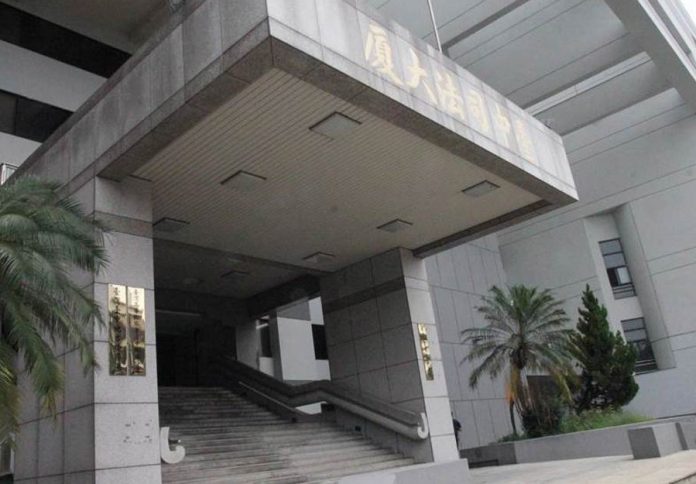 掛超鹹濕布條吸睛攬客          射氣球攤老闆被判拘役