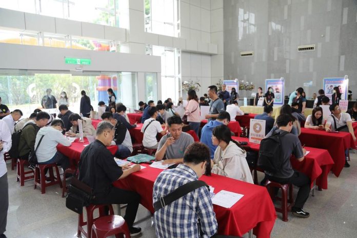 逾五成職缺起薪4萬元以上　中科27家廠商徵才釋出逾1200個職缺