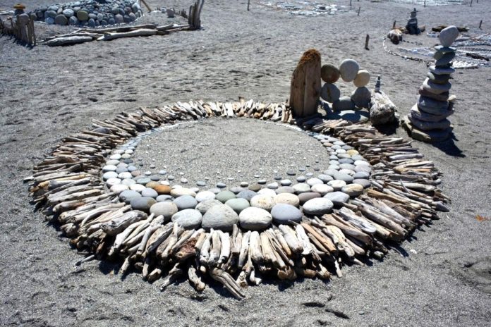 在不穩定中尋找答案：花蓮用一場疊石藝術，重構觀光的靈魂與人的內在秩序