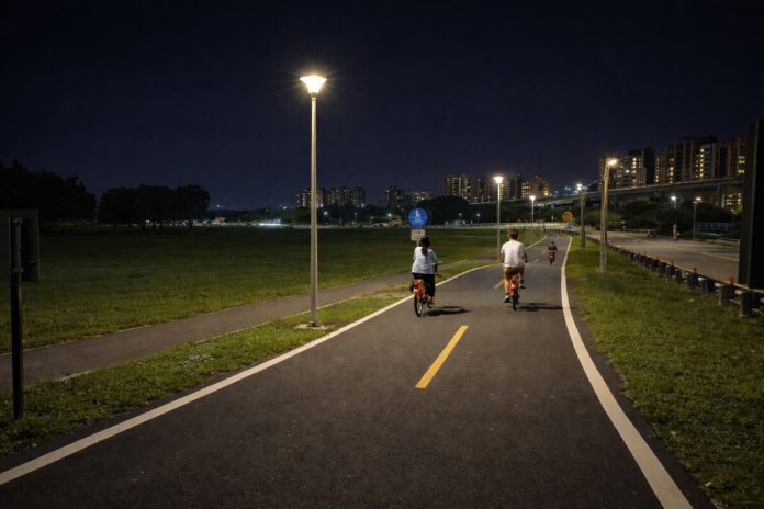 夜騎更安全光害更少　五股濕地燈桿更新打造永續河濱