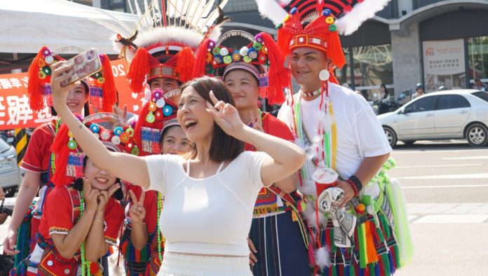車站變舞台！原民青年突襲快閃　路人全看傻