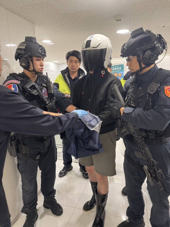 【東區銀行驚魂】持BB槍假手榴彈搶千萬遭警15分鐘制伏