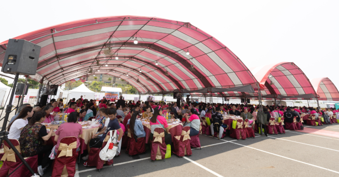 高雄夢時代人潮爆滿引關注 台味開桌宴真相掀熱議