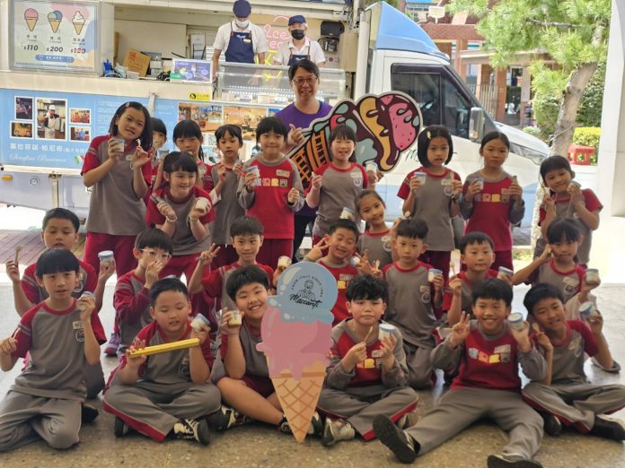 桃市復旦國小歡慶兒童節 雜耍演出讓師生驚呼連連