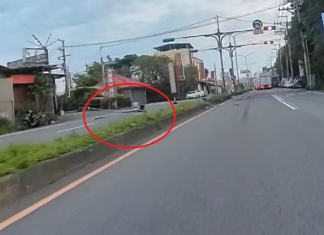 傻眼!大園小貨車駕駛恍神撞斷路燈 現場滿地碎片 傻眼!大園小貨車駕駛恍神撞斷路燈 現場滿地碎片