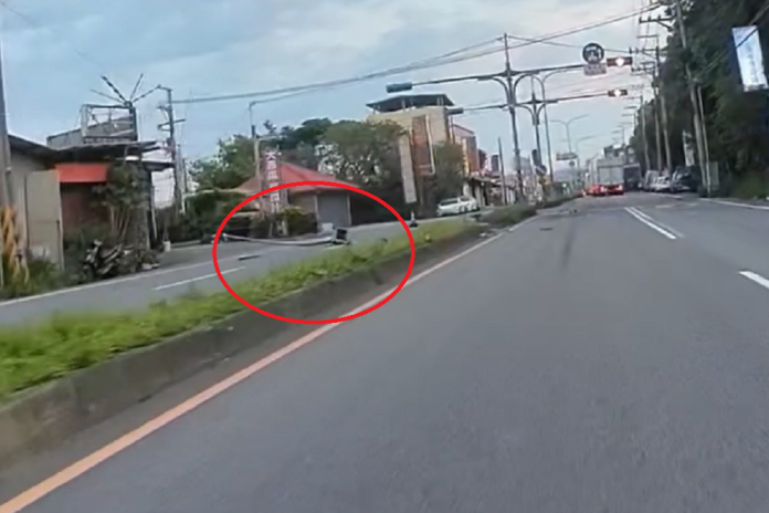 傻眼！大園小貨車駕駛恍神撞斷路燈 現場滿地碎片