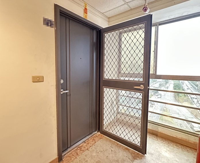 大門外推違規風波延燒! 貓眼電子鎖成居安新解方