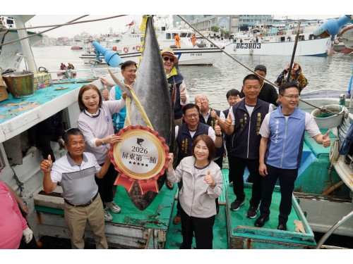 屏東第一鮪拍賣總價201萬4000元  為屏東黑鮪魚季揭開序幕