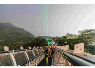 山川琉璃吊橋「深夜觀星」 流星劃過引民眾驚呼:最美的屏東記憶 山川琉璃吊橋「深夜觀星」 流星劃過引民眾驚呼:最美的屏東記憶