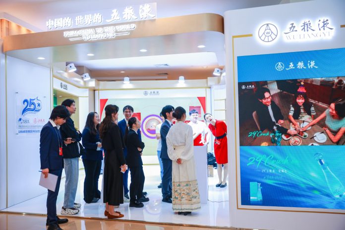 新華絲路：中國白酒品牌五糧液作為榮譽戰略合作夥伴，共慶博鰲亞洲論壇成立25週年