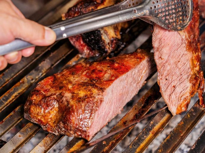 炭火慢烤4小時鎖肉汁！「全熟軟嫰牛排」須12小時前預約