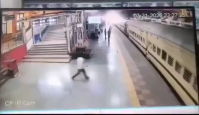 影／印度男趕火車出事了！沒跳準「撞上車廂」摔落　卡月台列車間翻滾重傷