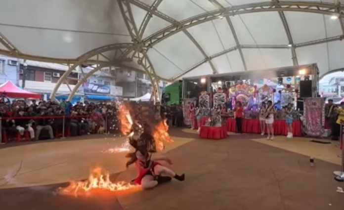 火舞表演跌倒烈焰灼身！女舞者翻滾掙扎　桃園市府挨轟