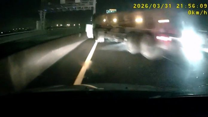 影／國道施工剩一線「駕駛高速撞砂石車」　怒控「交管根本就是兒戲」！影片曝光引熱議