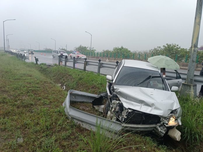 國道6號事故！　東草屯休息站路段自小客車衝出邊坡