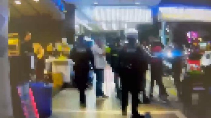 酒店散場爆口角！林森北醉客路邊衝突　4男狂嗆警遭壓制管束