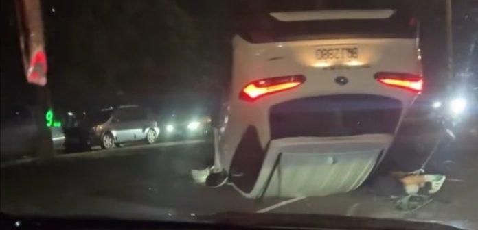 影／龜山TOYOTA CC自撞路停小客車　失控翻覆四腳朝天
