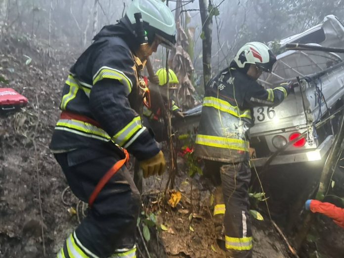 國姓產業道路貨車翻覆山谷50米！　1人OHCA1人受傷
