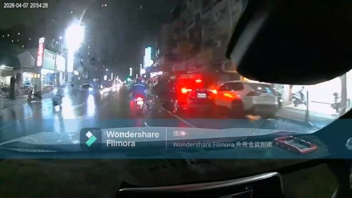 影／轎車併排開門殺！擊落單車騎士再撞機車　苦主PO影片問：駕駛是否該負全責？