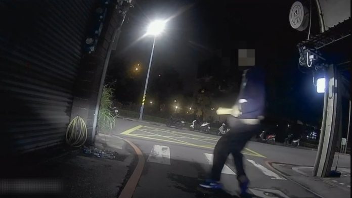 五股毒蟲持刀劫計程車！運將機警拔鑰匙反鎖　嫌受困踹門逃10分鐘即就逮