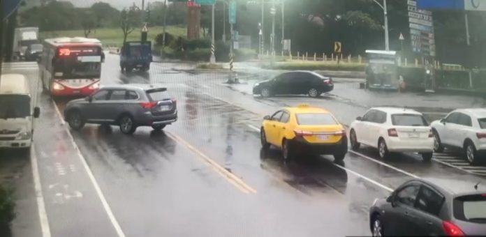 影／桃園6旬翁開三菱休旅車跨雙黃線左轉　「頭過尾沒過」遭公車擦撞