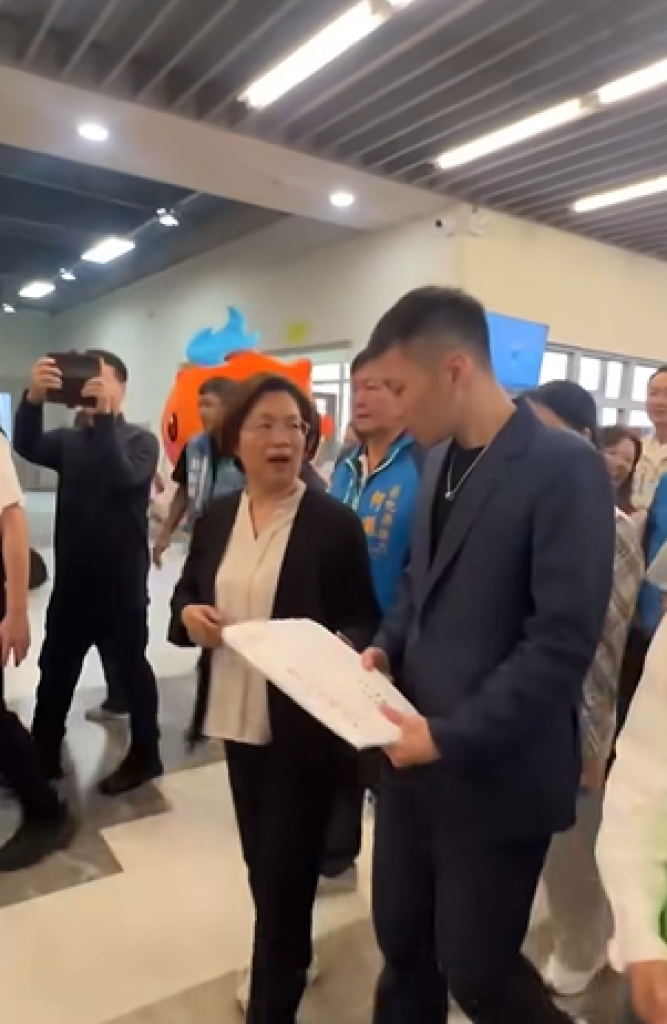 尷尬了！當場遞紙袋爭經費碰軟釘子 王惠美遭李洋以「預算未通過」婉拒