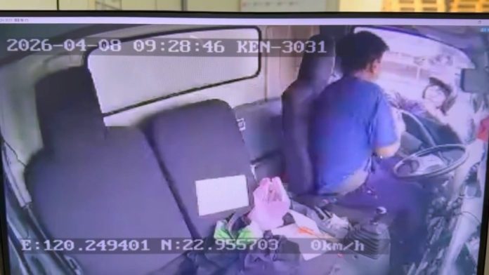 影／小貨車行車紀錄器曝光！男騎士逆向上國道莫名攔車　衝到駕駛座對司機動手