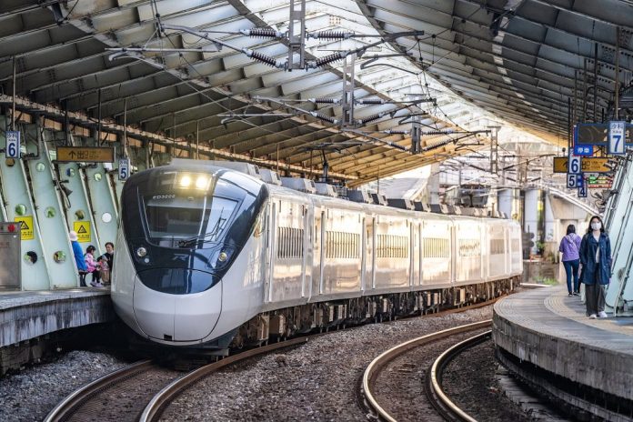 坐火車變「被蟲咬」？台鐵自強號驚見蝨子　旅客崩潰：爬進衣服裡