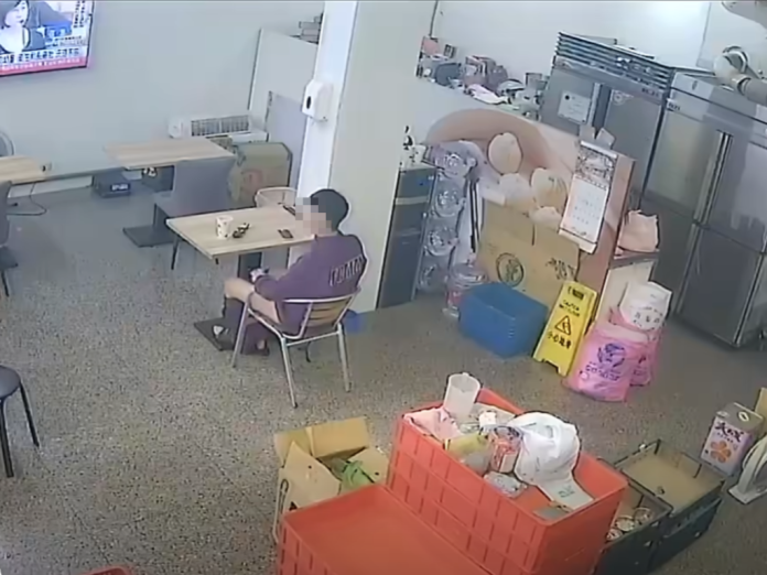 新莊豆漿店驚見猥褻男！當眾脫褲「DIY」監視器全都錄