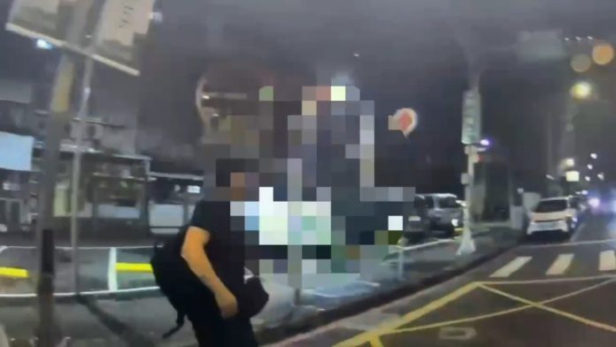 板橋醉男違停紅線遇檢拒測還想跑　警強勢壓制帶回管束