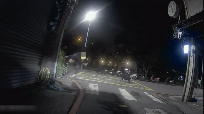 五股毒蟲劫車揮刀砍警！警騎機車「強勢撞擊」驚險執法畫面曝