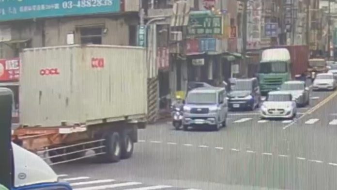 影／楊梅阿伯「鬼切」沒在看　擦撞慘摔險遭後方大車輾過