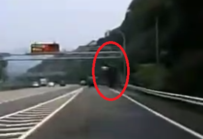 撞擊畫面曝光！國道關西路段廂型車自撞護欄　車尾騰空打轉落地駕駛受傷