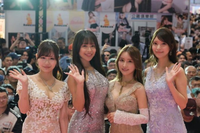 TAE成人博覽會首度南下高雄　「70名AV女優」紅毯亮相