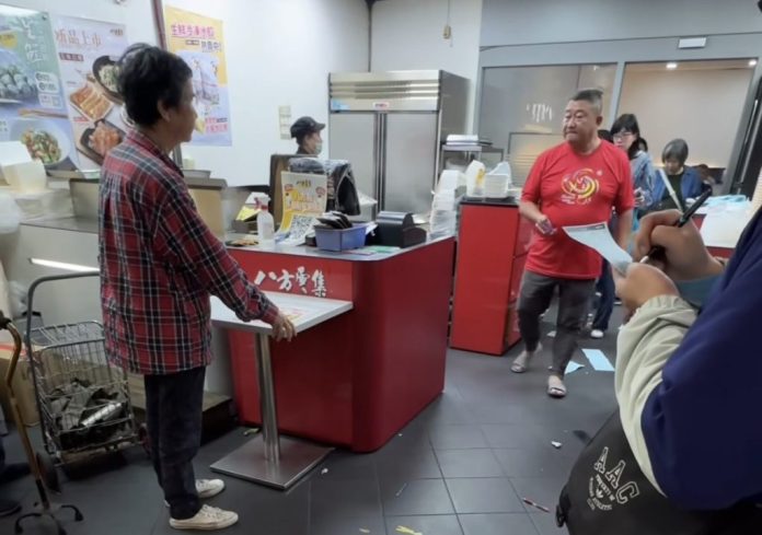 影／婦大鬧八方雲集丟東西喊「叫老闆出來」　網傳是要求「水餃做煎餃」！實際原因曝光了