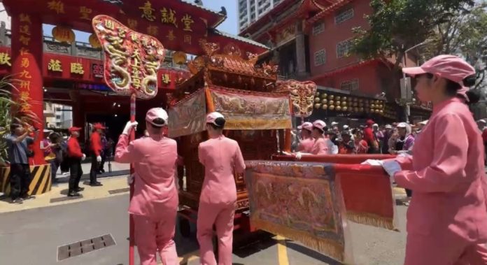 首見「帝后會」！桃園四媽祖徒步南下　意誠堂關帝廟擠滿大批信徒