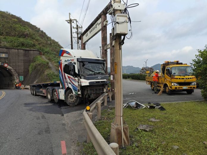 疲勞駕駛肇事！台二線瑞芳路段拖板車撞護欄　現場拖吊清理交管近3小時