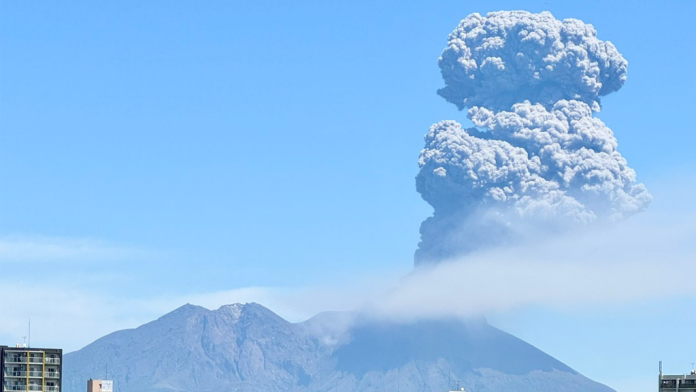 日本櫻島火山噴發！煙噴3400公尺高…灰飄鹿兒島、垂水市　居民口罩防護