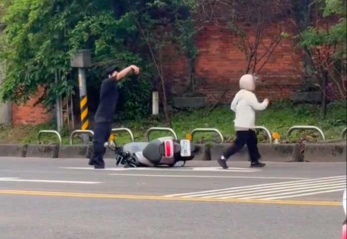 影／緬甸籍僑生不明原因失控！街頭動粗攻擊女騎士　躺斑馬線上遭警制止送醫