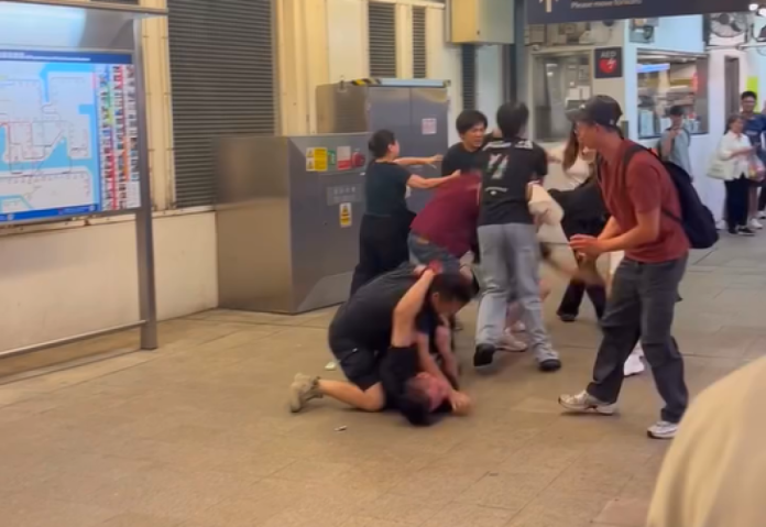 影／眼神交會互看不爽！港鐵月台上演8人大亂鬥　目擊者：天下第一武鬥大會再次展開