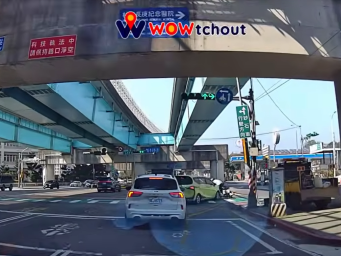 影／中線車道突「鬼切」右轉！龜山小客車擊落同向直行機車