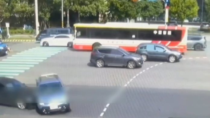 影／桃園LIVINA「快車道」違規右轉　直行「米漿」閃不及攔腰猛撞